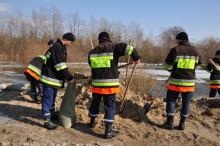 Курсанти ЛДУ БЖД спільно з рятувальниками ГУ ДСНС України в Львівській області вживають заходів з мінімізації наслідків можливих паводків