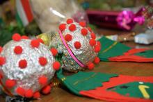 Курсанти та студенти майструють новорічні іграшки