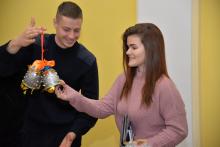 Курсанти та студенти майструють новорічні іграшки