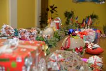 Курсанти та студенти майструють новорічні іграшки
