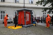 Наші викладачі продовжують навчати населення як діяти у разі ядерної, хімічної чи біологічної атаки Наші викладачі продовжують навчати населення як діяти у разі ядерної, хімічної чи біологічної атаки