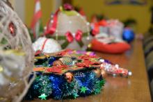 Курсанти та студенти майструють новорічні іграшки