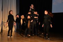 Вона одна- всьому причина, у ній початок і кінець