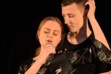 Вона одна- всьому причина, у ній початок і кінець