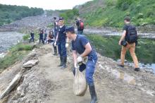 Курсанти ЛДУ БЖД продовжують пошуки та нарощують дамбу інфільтратів