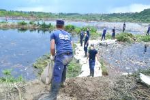 Курсанти ЛДУ БЖД продовжують пошуки та нарощують дамбу інфільтратів