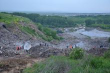 Курсанти ЛДУ БЖД продовжують пошуки та нарощують дамбу інфільтратів