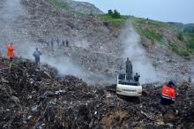 Курсанти ЛДУ БЖД продовжують пошуки та нарощують дамбу інфільтратів