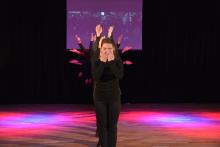 Не плачте, мамо, я іще живий, Хоча й лежу із кулею у грудях…