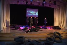 Не плачте, мамо, я іще живий, Хоча й лежу із кулею у грудях…