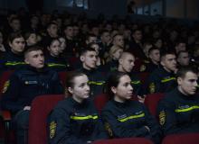 Не плачте, мамо, я іще живий, Хоча й лежу із кулею у грудях…