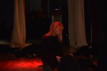 Не плачте, мамо, я іще живий, Хоча й лежу із кулею у грудях…