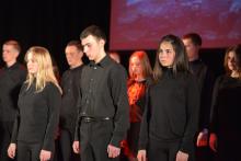 Не плачте, мамо, я іще живий, Хоча й лежу із кулею у грудях…