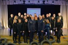 Не плачте, мамо, я іще живий, Хоча й лежу із кулею у грудях…