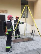 В навчальній пожежно-рятувальній частині Львівського державного університету безпеки життєдіяльності відпрацьовано вправу з підйому потерпілих з підземних комунікацій