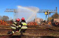 Курсанти Університету удосконалюють практичні навички з організації гасіння пожеж на Львівському фанерному заводі