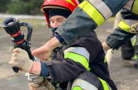 Упродовж цього тижня курсанти 3-го курсу ступеня вищої освіти бакалавр спеціальності 261 «Пожежна безпека» розпочали вдосконалювати практичні навики з дисципліни «Пожежна тактика» на базі навчально-тренувального полігону Університету.