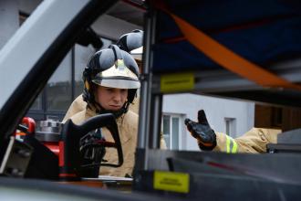 Курсанти Навчально-наукового інституту пожежної та техногенної безпеки відпрацьовують навички проведення аварійно-рятувальних робіт під час ДТП