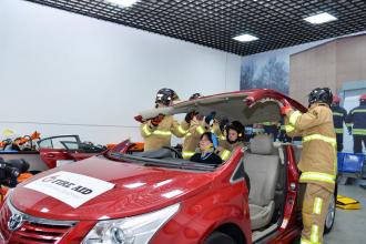 Курсанти Навчально-наукового інституту пожежної та техногенної безпеки відпрацьовують навички проведення аварійно-рятувальних робіт під час ДТП
