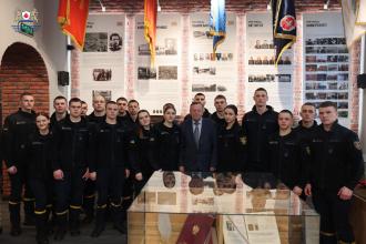 Курсанти Львівського державного університету безпеки життєдіяльності відвідали кімнату національно-патріотичного виховання