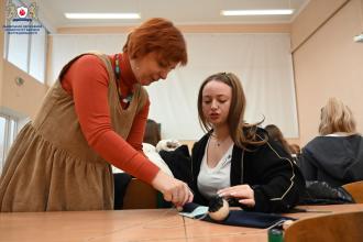 Майстер-клас «Лялька-помічник» для здобувачів-психологів провела казкотерапевтка Олена Петрушкевич 