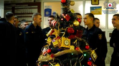 Ялинка для незламних захисників: у Львові курсанти ЛьвДУВС та ЛДУБЖД подарували пораненим воїнам атмосферу Різдва Ялинка для незламних захисників: у Львові курсанти ЛьвДУВС та ЛДУБЖД подарували пораненим воїнам атмосферу Різдва