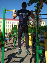 У Львові 200 студентів одночасно підтягнулись на турніках - так відзначили Міжнародний день студентського спорту