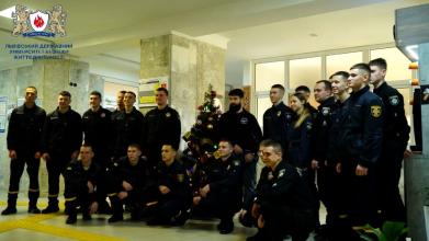 Ялинка для незламних захисників: у Львові курсанти ЛьвДУВС та ЛДУБЖД подарували пораненим воїнам атмосферу Різдва Ялинка для незламних захисників: у Львові курсанти ЛьвДУВС та ЛДУБЖД подарували пораненим воїнам атмосферу Різдва