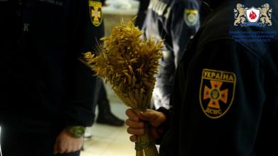 Ялинка для незламних захисників: у Львові курсанти ЛьвДУВС та ЛДУБЖД подарували пораненим воїнам атмосферу Різдва Ялинка для незламних захисників: у Львові курсанти ЛьвДУВС та ЛДУБЖД подарували пораненим воїнам атмосферу Різдва