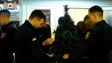 Ялинка для незламних захисників: у Львові курсанти ЛьвДУВС та ЛДУБЖД подарували пораненим воїнам атмосферу Різдва Ялинка для незламних захисників: у Львові курсанти ЛьвДУВС та ЛДУБЖД подарували пораненим воїнам атмосферу Різдва