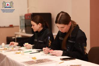 Передвеликоднє писанкування в ЛДУ БЖД:  передаємо вогонь традиції та служимо справі волонтерства