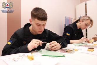Передвеликоднє писанкування в ЛДУ БЖД:  передаємо вогонь традиції та служимо справі волонтерства