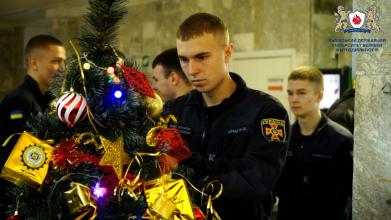 Ялинка для незламних захисників: у Львові курсанти ЛьвДУВС та ЛДУБЖД подарували пораненим воїнам атмосферу Різдва Ялинка для незламних захисників: у Львові курсанти ЛьвДУВС та ЛДУБЖД подарували пораненим воїнам атмосферу Різдва