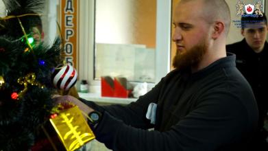 Ялинка для незламних захисників: у Львові курсанти ЛьвДУВС та ЛДУБЖД подарували пораненим воїнам атмосферу Різдва Ялинка для незламних захисників: у Львові курсанти ЛьвДУВС та ЛДУБЖД подарували пораненим воїнам атмосферу Різдва