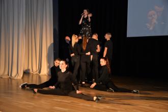 Вона одна- всьому причина, у ній початок і кінець Вона одна- всьому причина, у ній початок і кінець