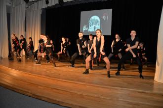 Вона одна- всьому причина, у ній початок і кінець Вона одна- всьому причина, у ній початок і кінець