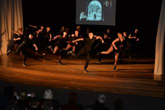 Вона одна- всьому причина, у ній початок і кінець Вона одна- всьому причина, у ній початок і кінець