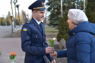 Чоловіки Львівського державного університету безпеки життєдіяльності зустрічали жіноцтво Університету щирими привітаннями та квітами!