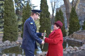 Чоловіки Львівського державного університету безпеки життєдіяльності зустрічали жіноцтво Університету щирими привітаннями та квітами!