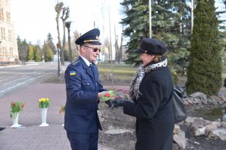 Чоловіки Львівського державного університету безпеки життєдіяльності зустрічали жіноцтво Університету щирими привітаннями та квітами!