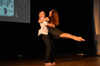 Вона одна- всьому причина, у ній початок і кінець Вона одна- всьому причина, у ній початок і кінець