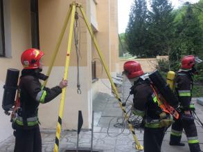 В навчальній пожежно-рятувальній частині Львівського державного університету безпеки життєдіяльності відпрацьовано вправу з підйому потерпілих з підземних комунікацій