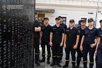 Світло пам'яті та вдячності: представники університету відвідали меморіал полеглим захисникам Світло пам'яті та вдячності: представники університету відвідали меморіал полеглим захисникам