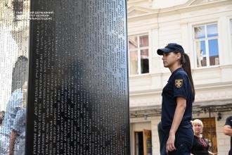 Світло пам'яті та вдячності: представники університету відвідали меморіал полеглим захисникам Світло пам'яті та вдячності: представники університету відвідали меморіал полеглим захисникам