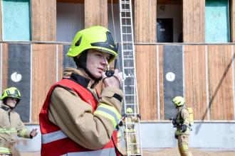 Курсанти Львівського державного університету безпеки життєдіяльності відпрацьовують практичні навички гасіння пожеж на поверхах будинків