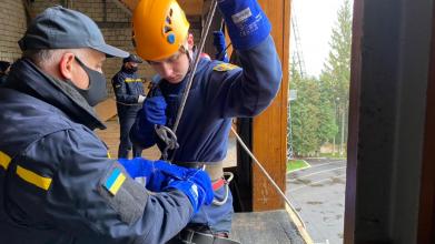 На базі навчально-спортивного комплексу Університету проводяться практичні заняття на навчальній башті