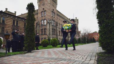 З нагоди Всесвітнього дня охорони праці  у Львівському державному університеті безпеки життєдіяльності відбулося урочисте покладання квітів до пам’ятника героям-ліквідаторам на ЧАЕС