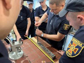 Курсанти ЛДУ БЖД відпрацьовують практичні знання із визначення осередку пожеж Курсанти ЛДУ БЖД відпрацьовують практичні знання із визначення осередку пожеж