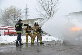 Здобувачі вищої освіти відпрацьовують практичні навики з гасіння балонів зі скрапленим газом