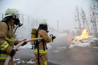 Здобувачі вищої освіти відпрацьовують практичні навики з гасіння балонів зі скрапленим газом
